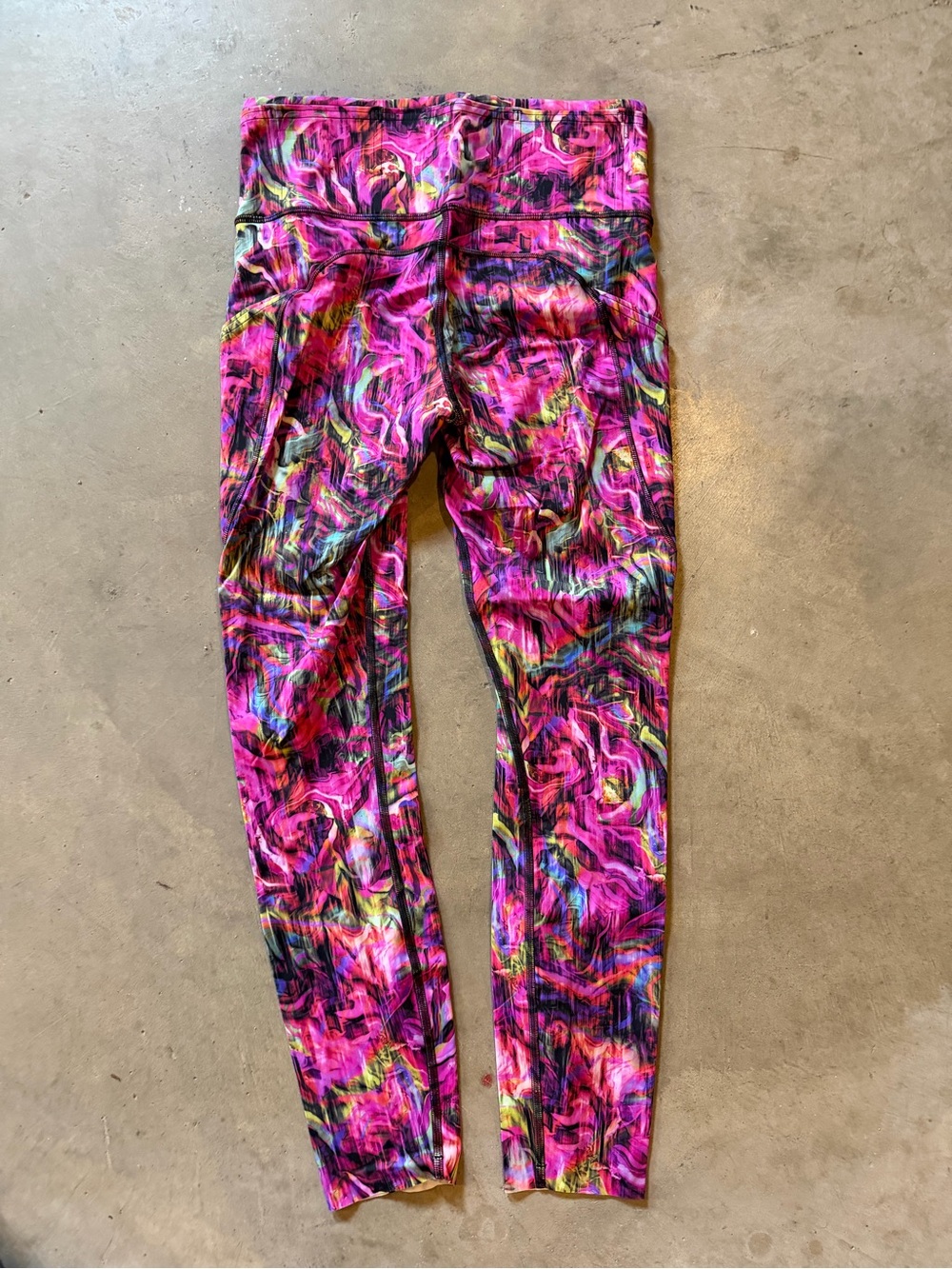 Like new lululemon athletica Pink Multi-Color Abstract Print Leggings size 6 - Picture 3 of 4